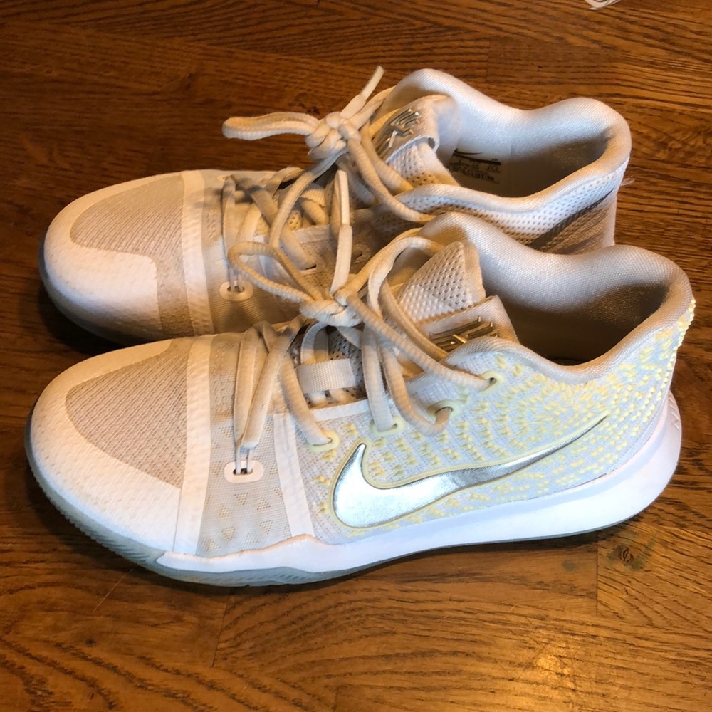 Nike basketball shoes Kyrie 3